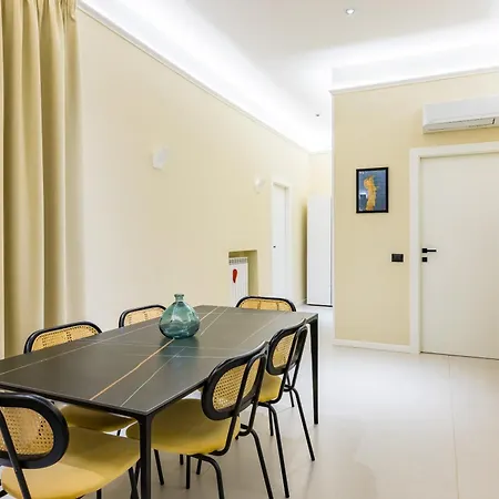 Modern Spacious In The Heart Of Apartament Neapol